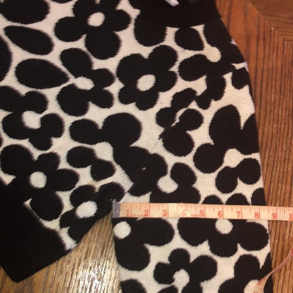 Prwnd H&M divided flowers black and white sweater. Size XS. Good conditioning - Picture 5 of 13